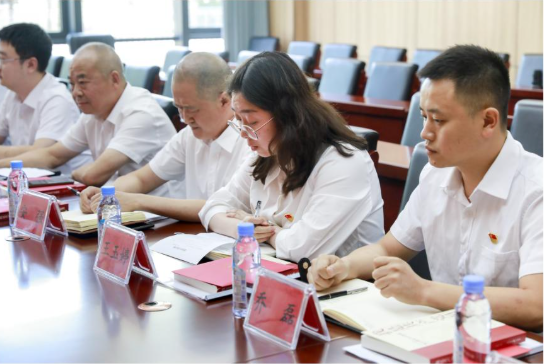 为深入贯彻落实党的二十大精神，加进一步强化党员身份意识和责任意识。7月1日，金申集团公司党委在图书馆开展“分享人党故事，共议初心使命”主题党日活动。为入党时间逢五逢十的20名同志过了一次庄严而又温馨的集体“政治生日”。