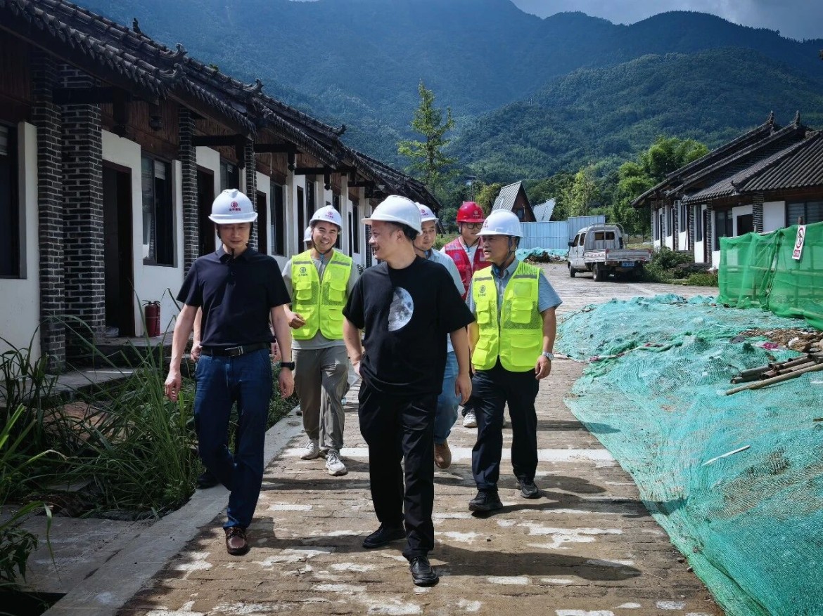 为筑牢夏季安全生产防线，切实保障一线职工的身体健康和安全，7月23日以来，集团全面开展夏季“送清凉”慰问活动，为高温下奋战在岗位一线的500余名职工送去清凉物资和暖心关怀。