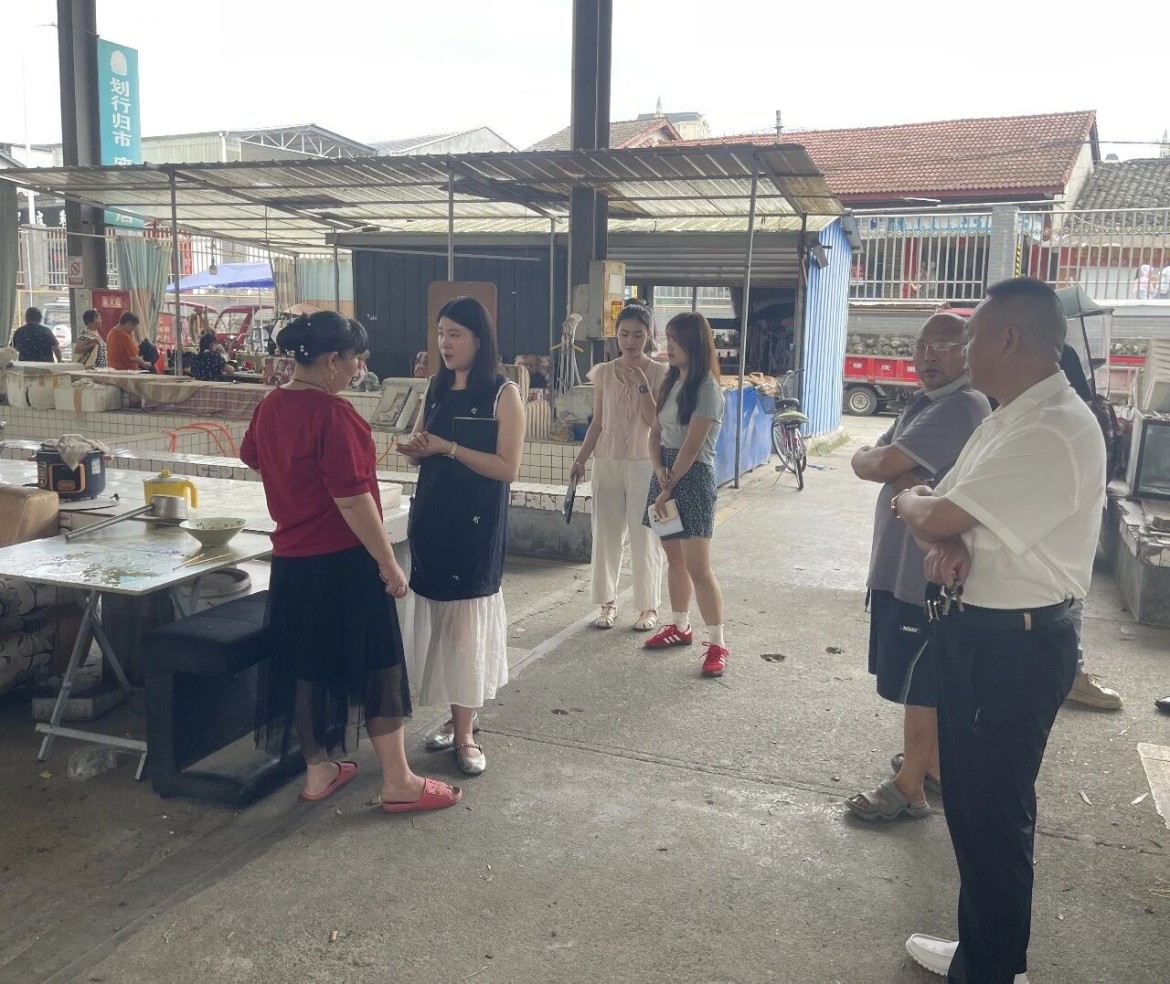 玉马农贸市场紧邻金陵雅居，是服务周边群众日常采购的重要民生场所。铭锋置业承接市场运营工作以来，牢牢站稳民生服务立场，坚持民生优先经营理念，在对市场进行深度踏勘、摸排调研后，基于“划行规市、干湿分离、生熟分开”原则制定了市场升级改造方案。从水电管网到消防监控，从摊位布局到运营管理，这场焕新升级改造计划，既关乎商户经营，更牵动周边居民的每日餐桌。