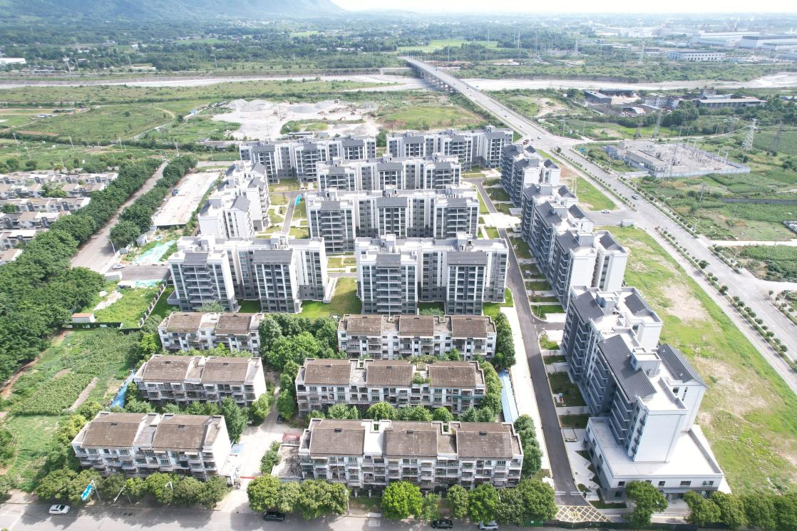 近日，由铭泰建设代建的绵竹市2023年危旧房棚户区安置房建设项目（一期）顺利通过竣工验收，项目建设全面收官，正式进入交房筹备阶段，众多棚户区居民安居愿景即将落地。