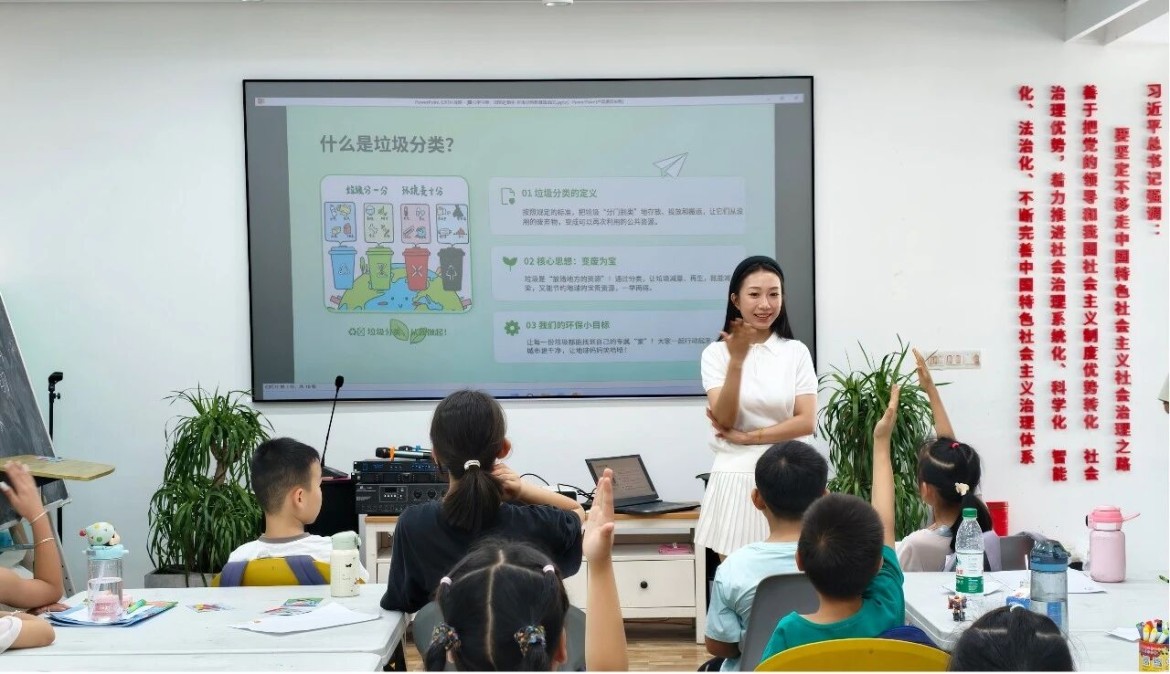 为广泛普及垃圾分类知识、培养青少年绿色生活习惯，银河传媒依托绵竹青年之家暑期托管班，开展“知分类，护环境”垃圾分类特色课堂系列活动，通过沉浸式趣味教学，推动垃圾分类宣传沁润童心。