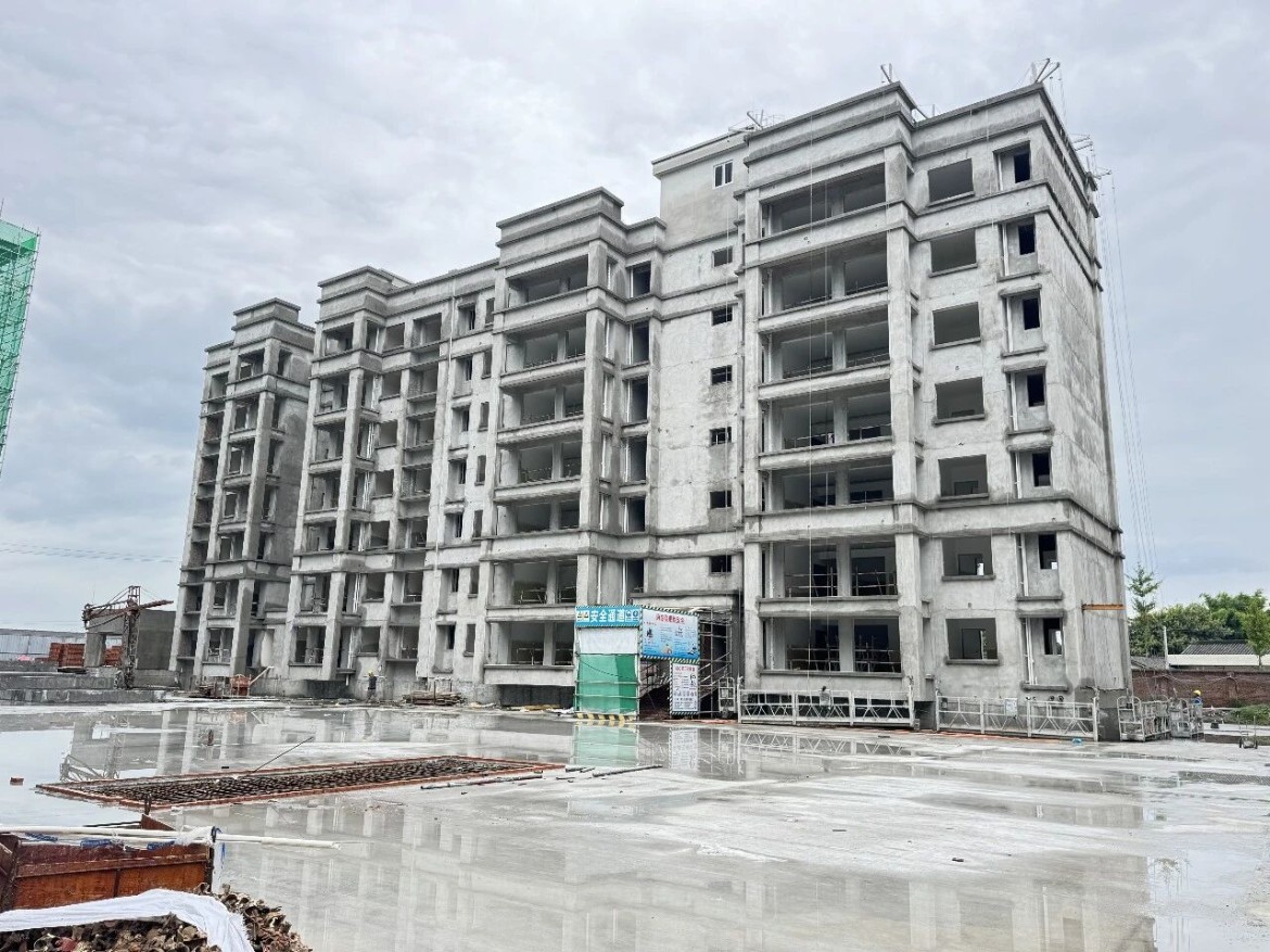 安置房建设，一头连着城市更新，一头牵着百姓安居。近日，由铭泰建设代建的绵竹市2023年危旧房棚户区安置房建设项目（三期）主体结构顺利封顶，正式转入二次结构、装饰装修施工阶段，项目建设按下“加速键”，朝着群众安居目标稳步迈进。